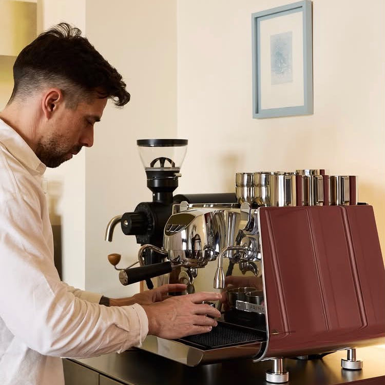 Barista brewing coffee at Komuna Coffee. Mexican Specialty Coffee in Copenhagen.